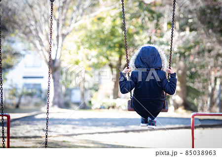 ブランコで遊ぶ子供の後ろ姿 ブランコで遊ぶ子供の後ろ姿 85038963