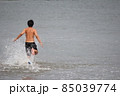 海に向かって走る水着の男の子 85039774