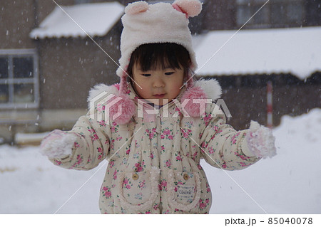 雪遊び四歳女の子 雪遊び四歳女の子 85040078