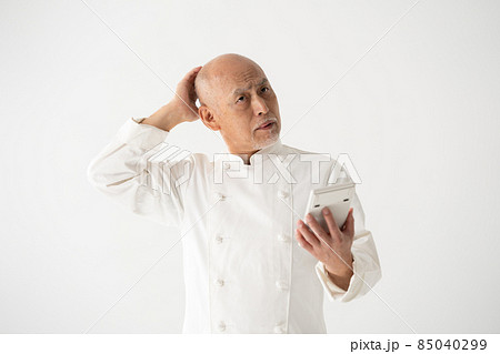 計算機を持つ男性 シェフ 料理人 悩む 計算機を持つ男性 シェフ 料理人 悩む 85040299