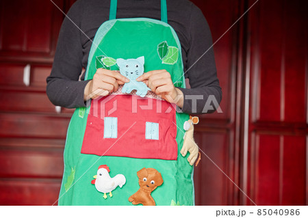 エプロンシアターを披露する女性 85040986