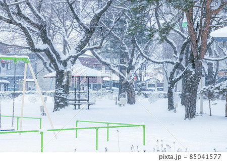 雪が降り続ける中の小さな公園 雪が降り続ける中の小さな公園 85041577