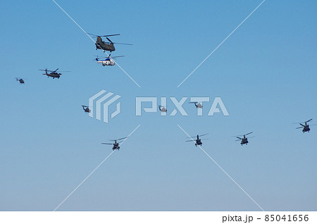 自衛隊ヘリコプターの編隊飛行 85041656