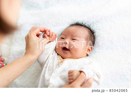 家族写真 ママと1ヵ月の赤ちゃん 家族写真 ママと1ヵ月の赤ちゃん 85042065