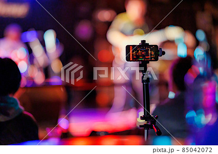ライブをスマホで動画撮影 ライブをスマホで動画撮影 85042072