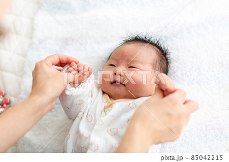 家族写真 ママと1ヵ月の赤ちゃん 家族写真 ママと1ヵ月の赤ちゃん 85042215