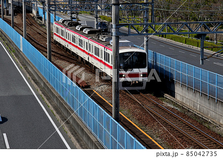 三田市　南ウッディタウン駅を出発、はじかみ池公園の沿線を進む神戸電鉄2000系、2005編成 85042735