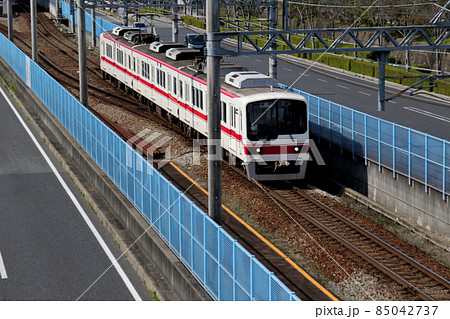 三田市　南ウッディタウン駅を出発、はじかみ池公園の沿線を進む神戸電鉄2000系、2005編成 85042737