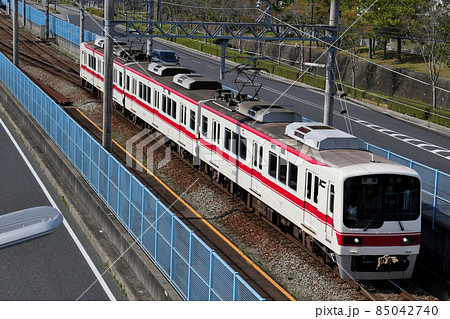 三田市　南ウッディタウン駅を出発、はじかみ池公園の沿線を進む神戸電鉄2000系、2005編成 85042740