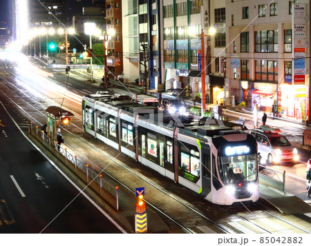 広島市を走る広島電鉄、路面電車 85042882