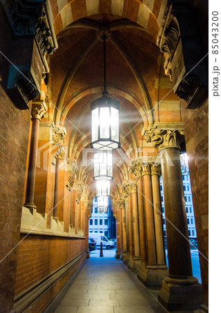 ロンドンのセント・パンクラス駅のレンガ造りの建物 ロンドンのセント・パンクラス駅のレンガ造りの建物 85043200