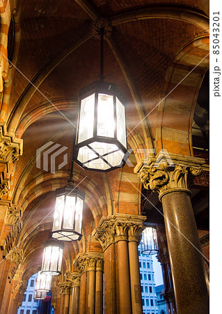 ロンドンのセント・パンクラス駅のレンガ造りの建物 85043201