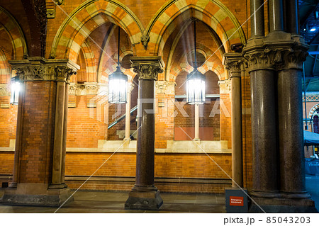 ロンドンのセント・パンクラス駅のレンガ造りの建物 85043203