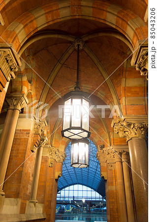 ロンドンのセント・パンクラス駅のレンガ造りの建物 ロンドンのセント・パンクラス駅のレンガ造りの建物 85043206