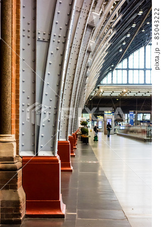 ロンドンのセント・パンクラス駅 歴史的なレンガ造と大きな鉄骨で作られた構内 ロンドンのセント・パンクラス駅 歴史的なレンガ造と大きな鉄骨で作られた構内 85043222