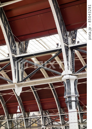 ロンドンのパディントン駅 鉄骨でできた駅舎 ロンドンのパディントン駅 鉄骨でできた駅舎 85043281