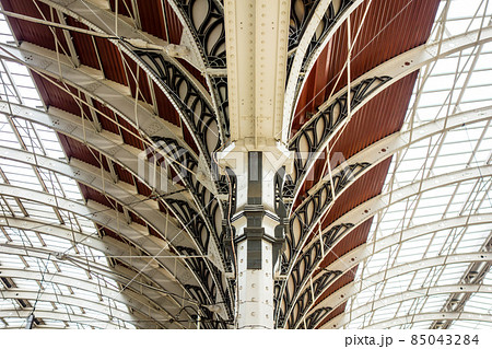 ロンドンのパディントン駅　鉄骨でできた駅舎　 85043284