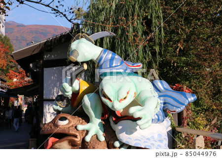 松本の繩手通りの入り口に控えるガマ侍 85044976