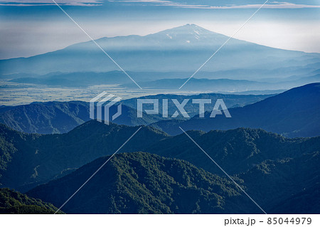 朝日連峰・以東岳から見る朝もやの鳥海山 85044979