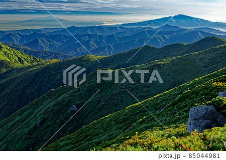 朝日連峰・以東岳から見る月山と鳥海山 朝日連峰・以東岳から見る月山と鳥海山 85044981