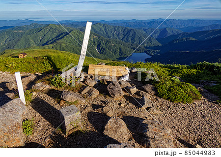 夏の朝日連峰・以東岳山頂の風景 85044983