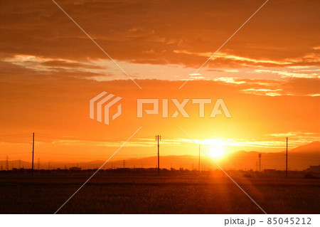 飯豊連峰から昇る朝日(新潟県) 飯豊連峰から昇る朝日(新潟県) 85045212