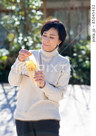 旅女子  旅行  小江戸 川越 でサツマイモチップを食べる  女性 85045432