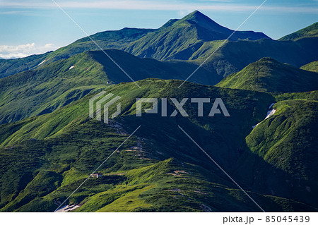 朝日連峰・以東岳山頂から望む大朝日岳と狐穴小屋・竜門小屋 85045439