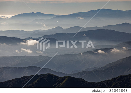 朝日連峰・以東岳から見る朝もやの山並み 朝日連峰・以東岳から見る朝もやの山並み 85045843