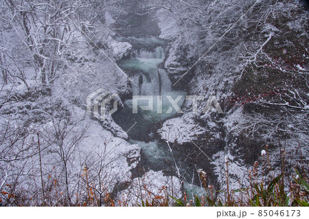 仙台市　広瀬川　鳳鳴四十八滝の雪景色 85046173