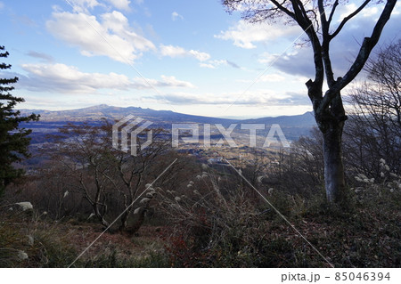 群馬県沼田市　三峰山に登る途中にある河内神社境内から沼田市街方面を見る 85046394