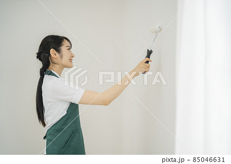壁の塗装する女性(ローラー) 壁の塗装する女性(ローラー) 85046631