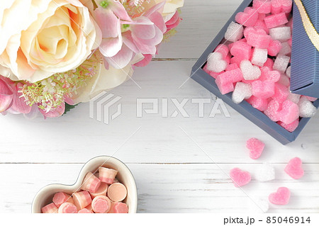 チョコレートとハートとお花｜バレンタイン・ホワイトデーのイメージ 85046914