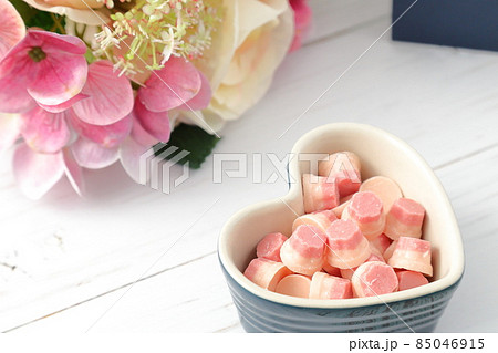 チョコレートとハートとお花｜バレンタイン・ホワイトデーのイメージ 85046915