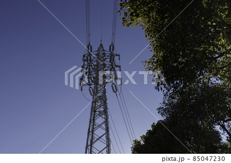 鉄塔、青空を背景立つ高圧送電線の鉄塔 鉄塔、青空を背景立つ高圧送電線の鉄塔 85047230