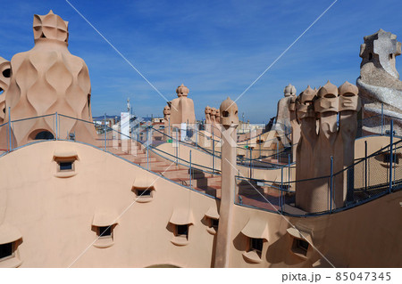 バルセロナ、カサ・ミラ (Casa Milà) 85047345