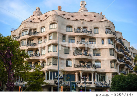 スペイン・バルセロナのガウディ建築、カサ・ミラ (Casa Milà) スペイン・バルセロナのガウディ建築、カサ・ミラ (Casa Milà) 85047347