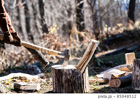薪と薪割り　薪が割れる瞬間 85048512