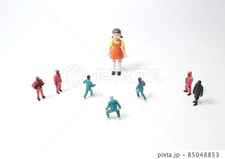 a mini figure of the Squid Game a mini figure of the Squid Game 85048853