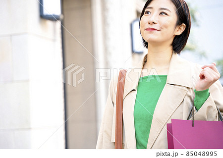 ショッピングをする女性 ショッピングをする女性 85048995