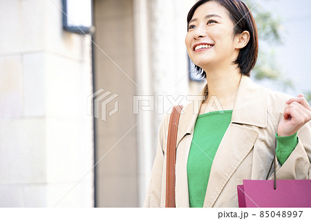 ショッピングをする女性 ショッピングをする女性 85048997