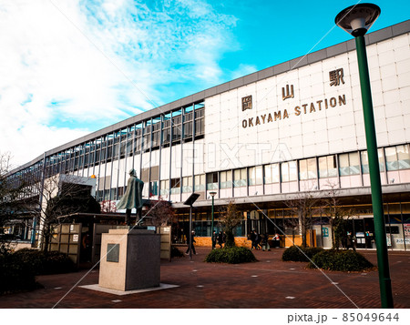 初冬の朝日に照らされるJR岡山駅東口 85049644