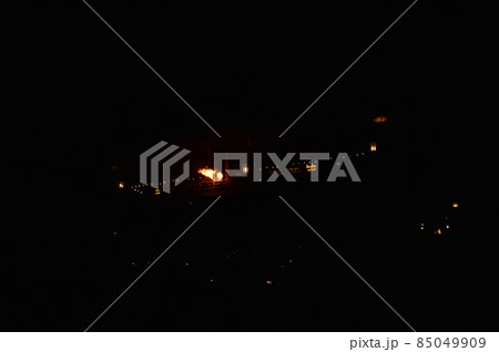 漆黒の闇・炎(東大寺・二月堂のお水取り/奈良県奈良市雑司町) 漆黒の闇・炎(東大寺・二月堂のお水取り/奈良県奈良市雑司町) 85049909