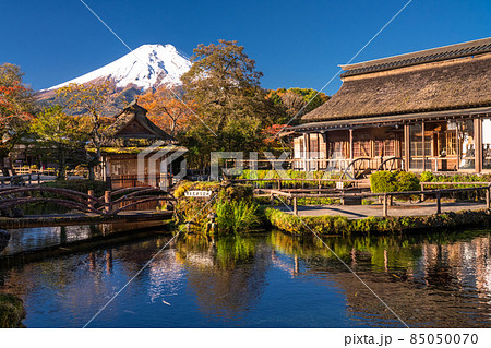 《山梨県》秋の富士山・紅葉の忍野八海 85050070
