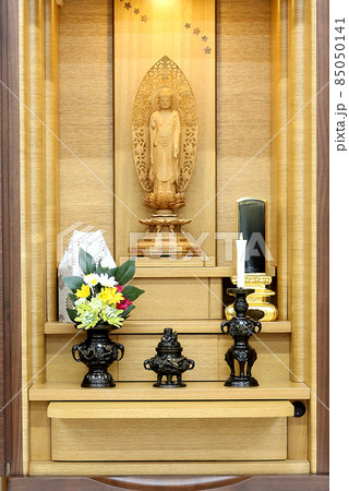 都市型仏壇に飾られた仏具と阿弥陀様の仏像1 都市型仏壇に飾られた仏具と阿弥陀様の仏像1 85050141