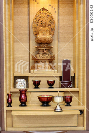 都市型仏壇に飾られた仏具とお釈迦様の仏像3 85050142