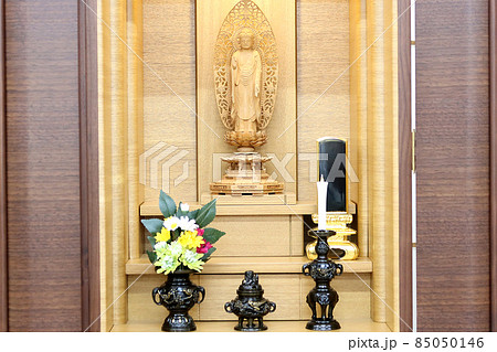 都市型仏壇に飾られた仏具と阿弥陀様の仏像2 都市型仏壇に飾られた仏具と阿弥陀様の仏像2 85050146
