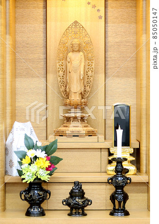 都市型仏壇に飾られた仏具と阿弥陀様の仏像3 都市型仏壇に飾られた仏具と阿弥陀様の仏像3 85050147
