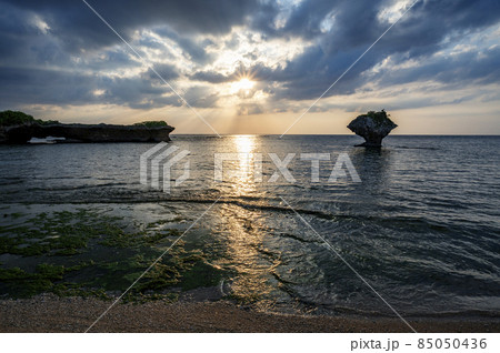 沖縄 渡具知ビーチの夕暮れ 沖縄 渡具知ビーチの夕暮れ 85050436