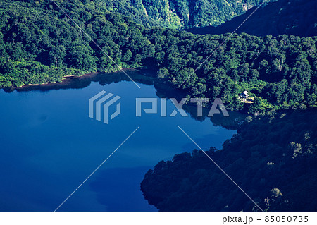 朝日連峰・以東岳山頂から俯瞰する大鳥池と大鳥小屋 朝日連峰・以東岳山頂から俯瞰する大鳥池と大鳥小屋 85050735